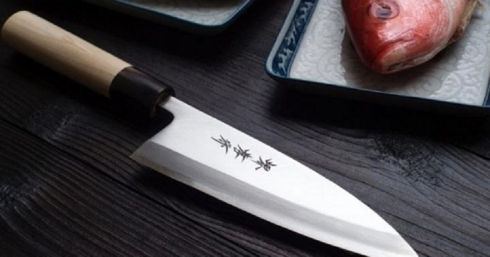 Вот как простые японцы точат свои ножи безо всяких приспособлений!