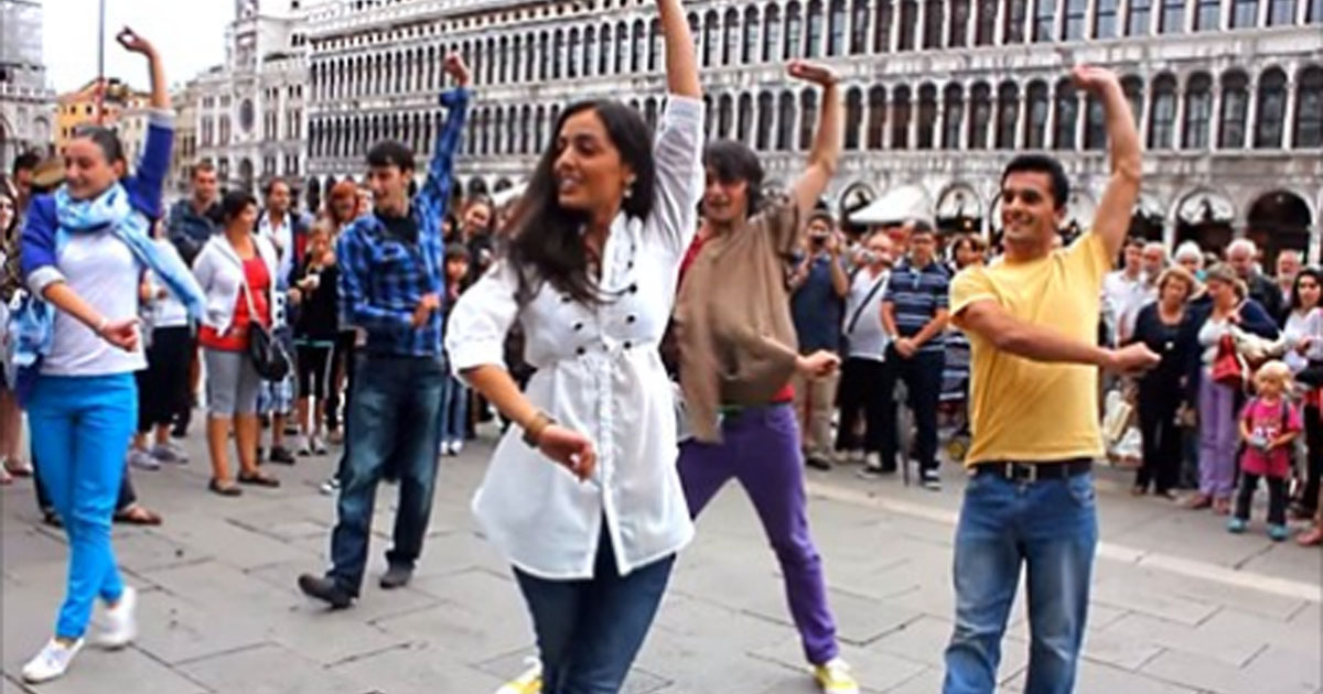 Грузинский танец посреди улицы в Италии