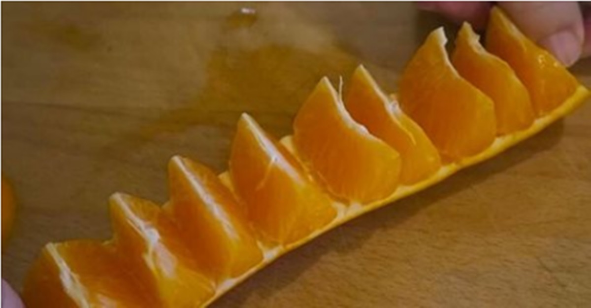 Как почистить апельсин за 10 секунд, не запачкав руки