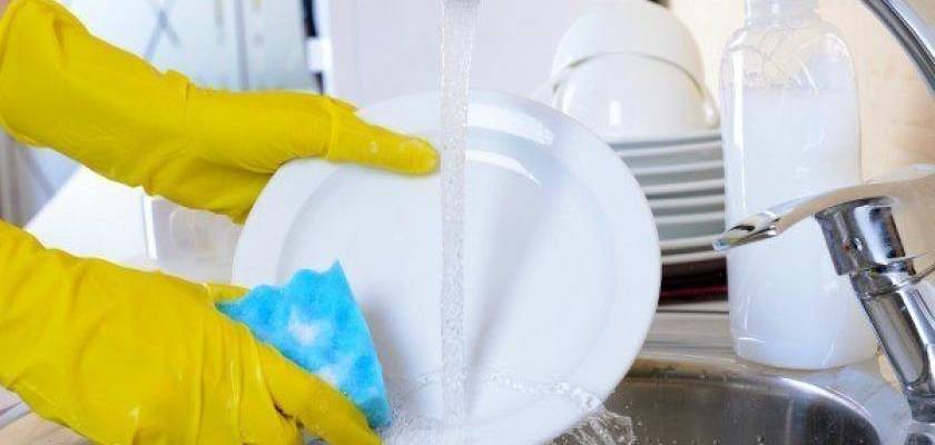 О том, почему нельзя мыть посуду в гостях: традиции и приметы