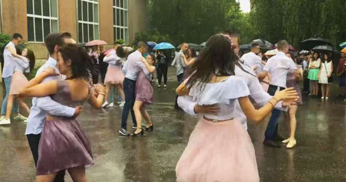 Трогательный танец выпускников под дождем.