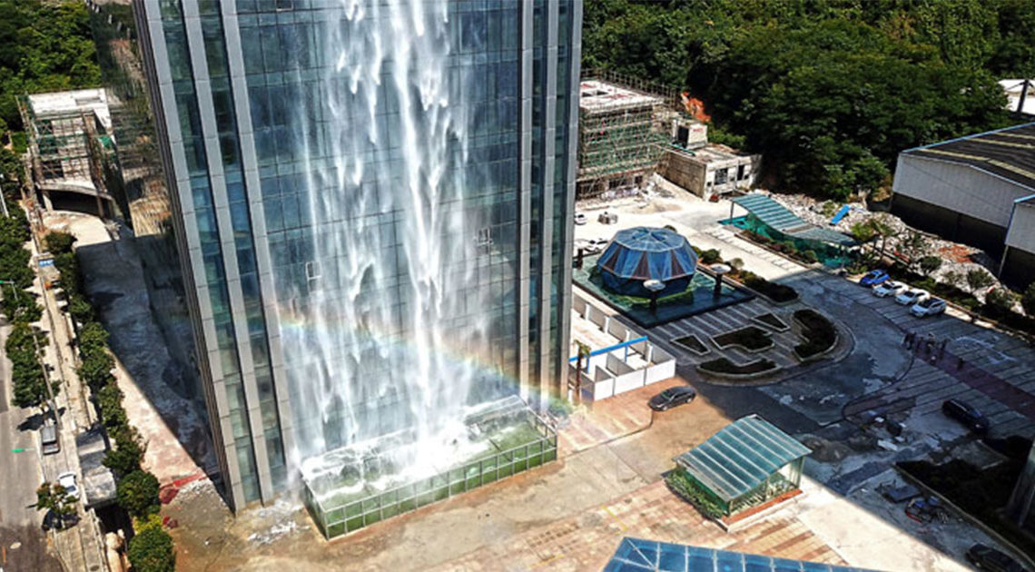 Китайцы построили 108-метровый водопад на небоскребе
