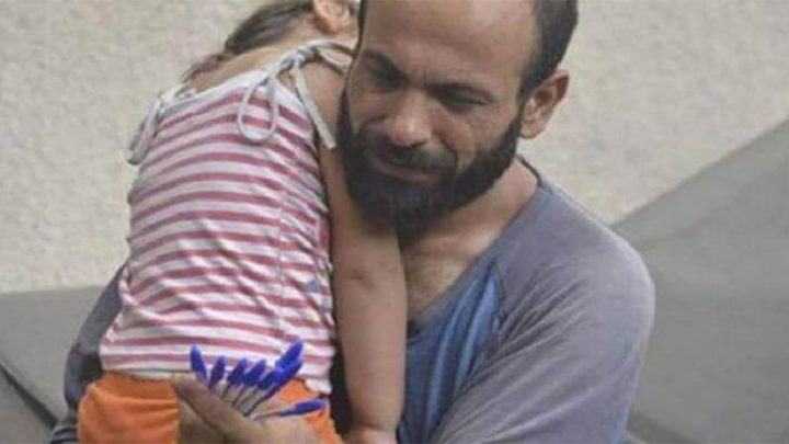 Мужчина с дочерью продавали ручки на улице для того, чтобы выжить.