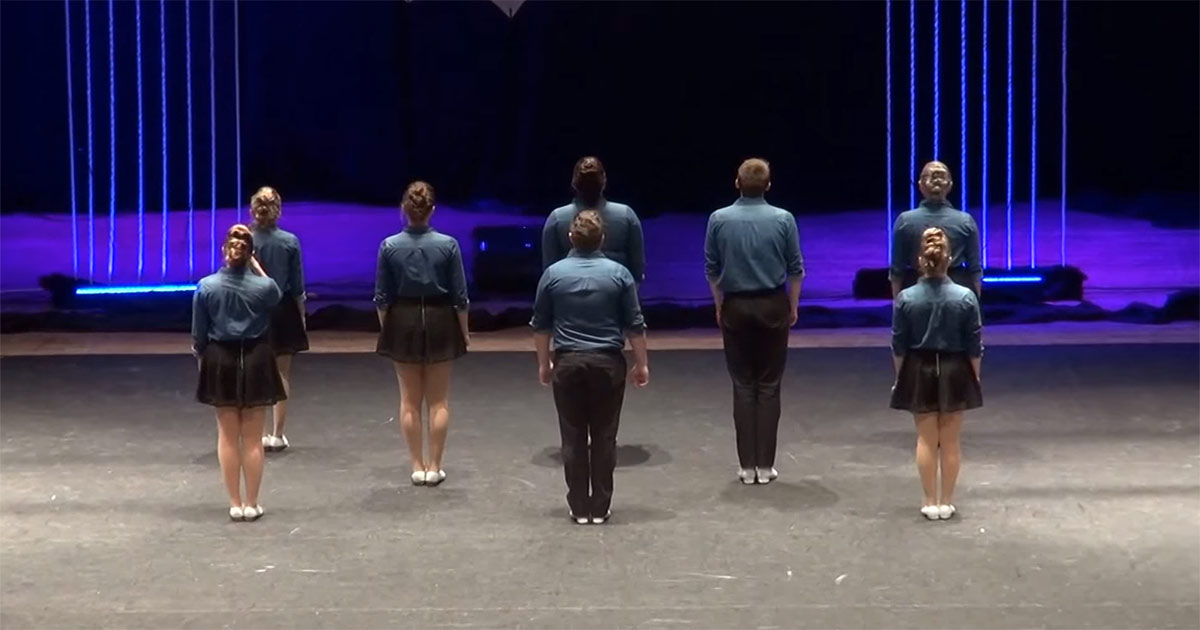 8 танцоров стали в ряд. Восхитительный номер. (Видео)