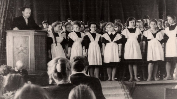15 фото о том, как изменились платья выпускниц за последние 40 лет