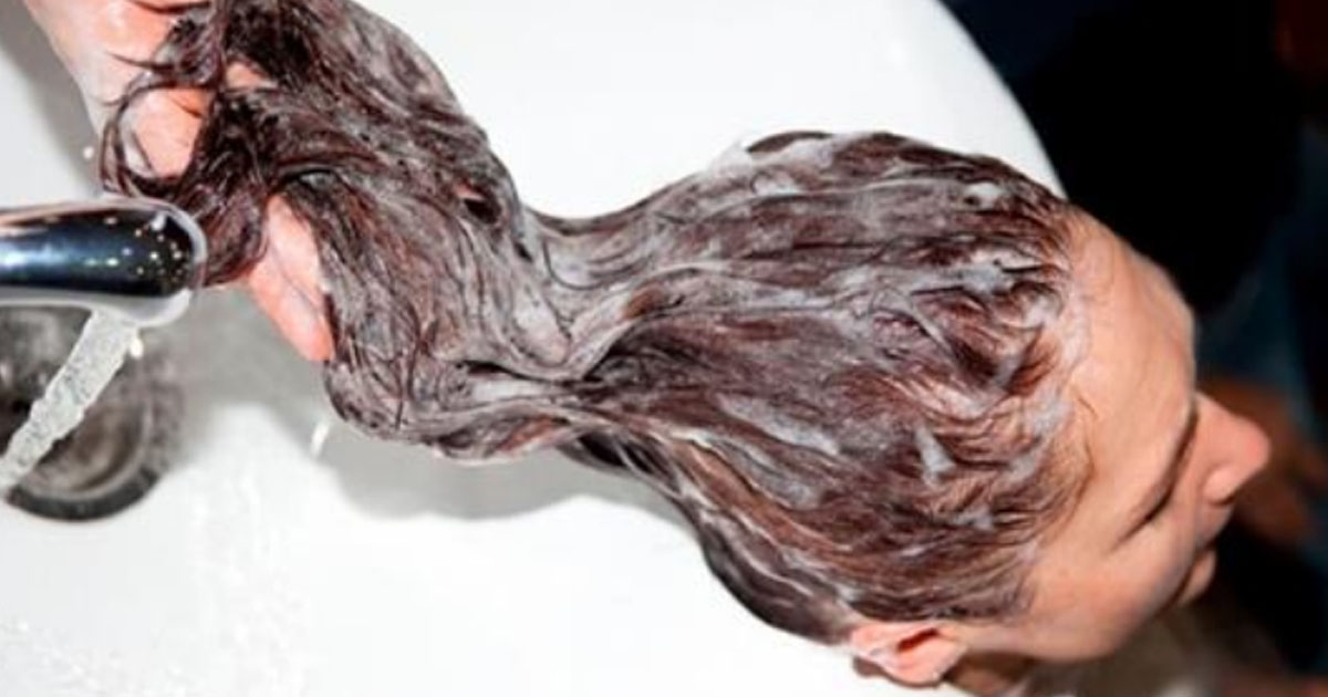 Три маленьких хитрости при мытье головы от специалиста, которые делают волосы блестящими и здоровыми!