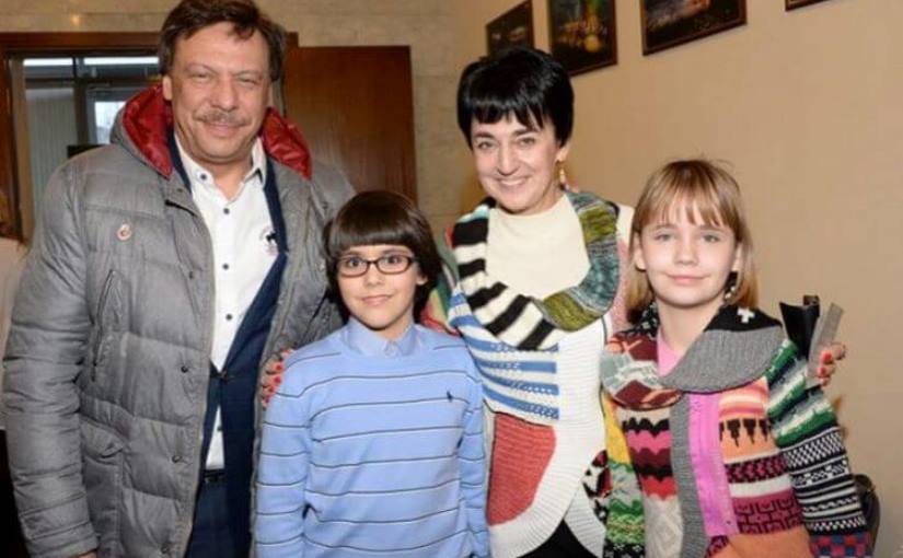 Пусть мама меня непременно найдёт: 11 российских знаменитостей, которые стали приёмными родителями