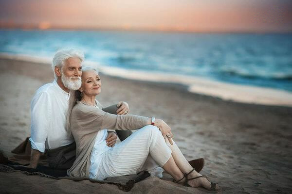 Профессиональный фотограф запечатлел красивую пожилую пару, доказав этим, что вечная любовь существует