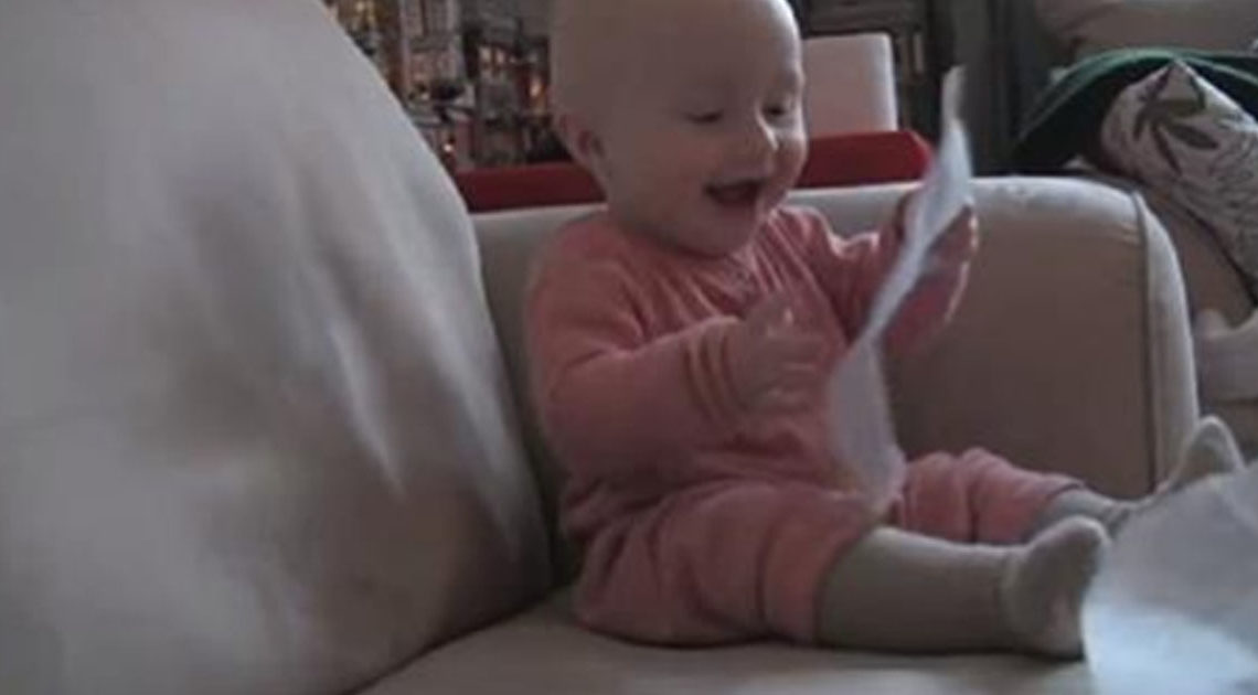 Видео про малыша, который заражает всех безудержным смехом.