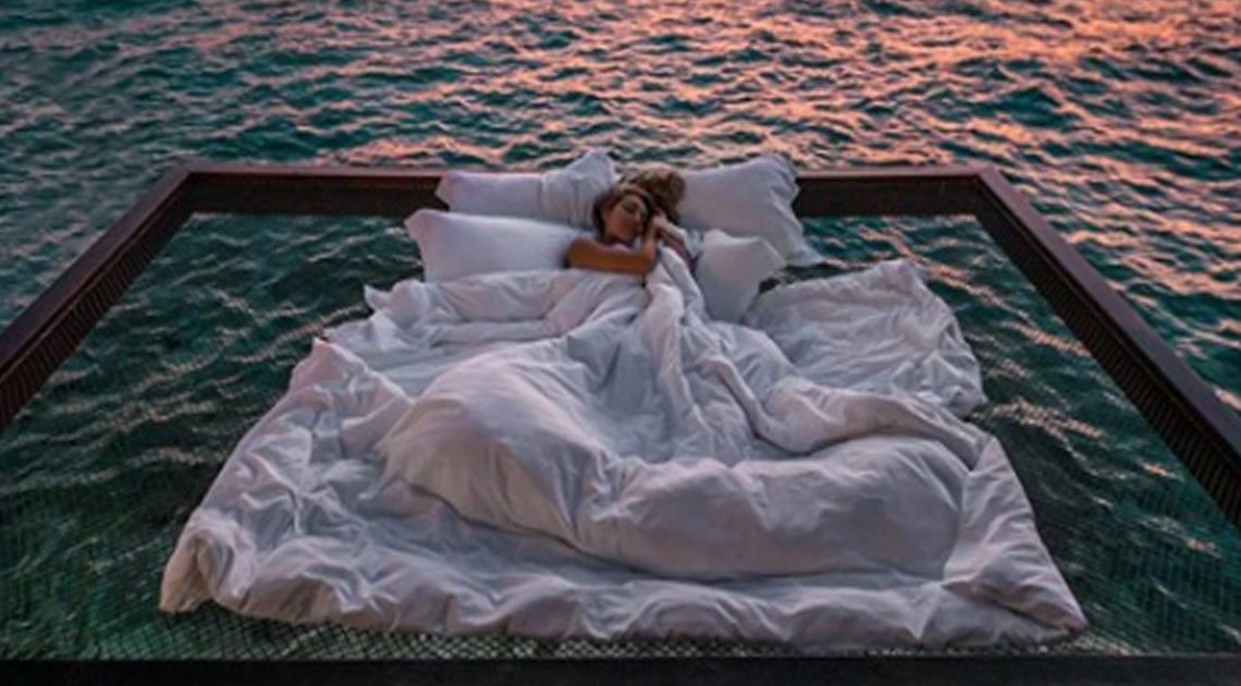 Отель на Мальдивах предлагает поспать в океане под звездами. Стоит недешево
