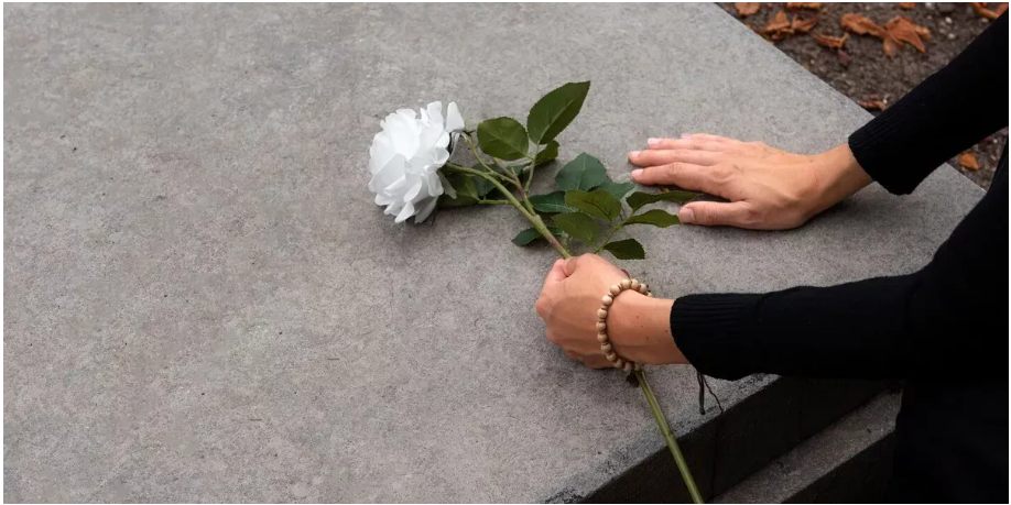 Dala jsem peníze chudé ženě s dítětem – druhý den ráno jsem byla šokována, když jsem ji viděla, jak něco dělá na hrobě mého manžela.