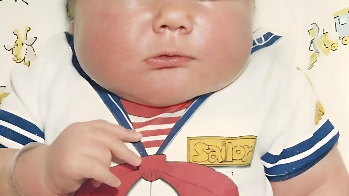 Es war 1983, als ein Baby geboren wurde, das über 7 Kilogramm wog! Was hatte sich in seinem Leben geändert, als er vierzig war?