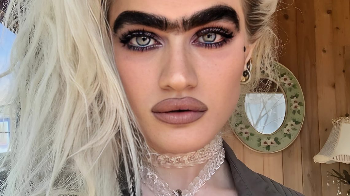 Jak vypadala hvězda Instagramu bez monobrow, které ji proslavilo po celém světě?