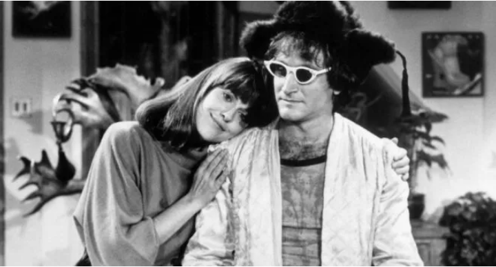 Mork a Mindy: chyby, tajemství a skryté detaily, které vám unikly