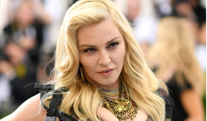 Tento detail okamžitě prozradí Madonnin skutečný věk. A chystala se provdat za mladého…..