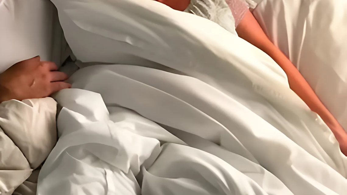 Manžel mě přistihl v posteli s jiným mužem, ale já ho nepodvedla – když jsem zjistila, kdo to byl, byla jsem v šoku. Manžel mě přistihl v posteli s jiným mužem, ale já ho nepodvedla – když jsem zjistila, kdo to byl, byla jsem v šoku.