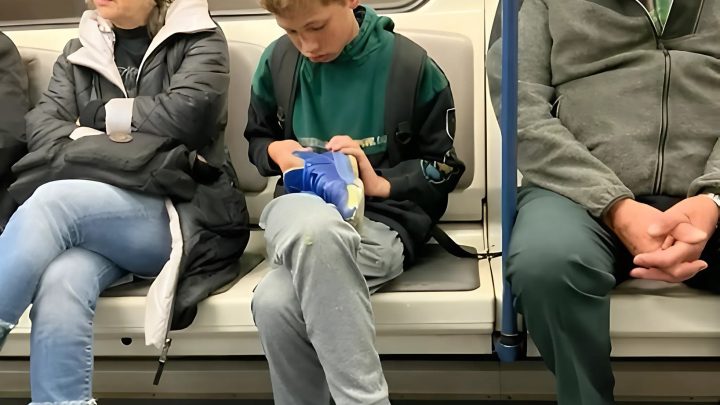NASTOUPIL DO VLAKU BEZ BOT A ODJEL S VÍCE NEŽ JEDNÍM PÁREM.