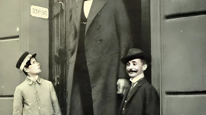 Ani výška 285 cm mu nezabránila v tom, aby se oženil a stal se otcem. Jak tato neobvyklá rodina vypadala?