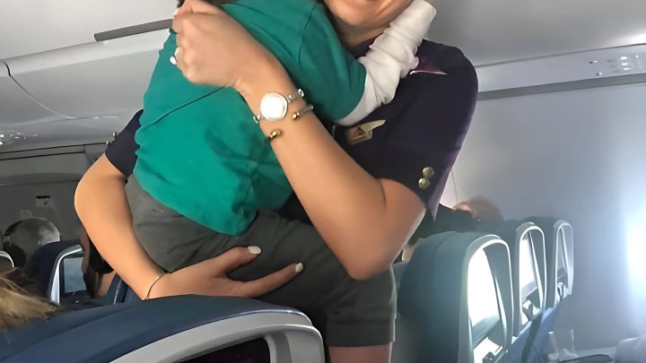BOSÝ CHLAPEC SE SCHOVÁVAL NA TOALETĚ NAŠEHO LETADLA A NECHTĚL MĚ PUSTIT.
