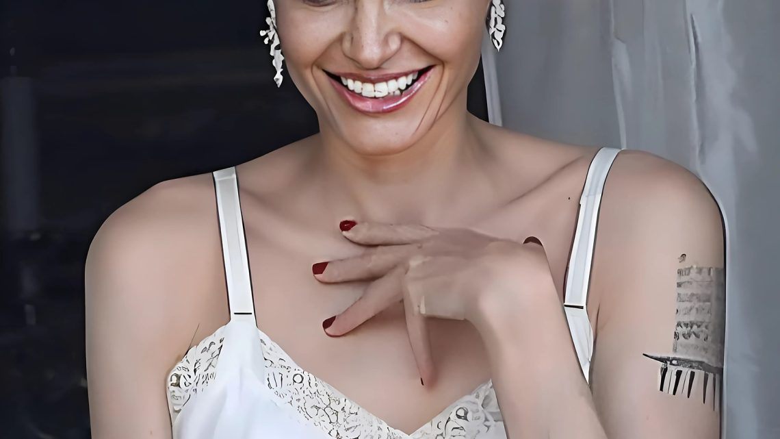 Angelina Jolie je stále mladší a mladší. Podívejte se na hvězdu v krajkovém negližé!