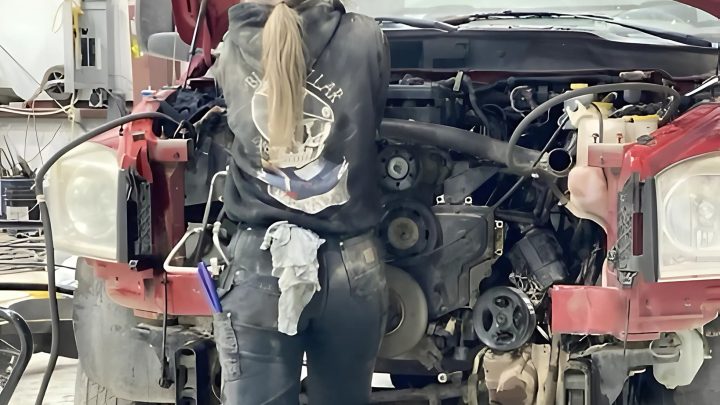 Kluci se nové mechaničce posmívali a druhý den přijela v Bugatti a řekla něco, co nás ohromilo.