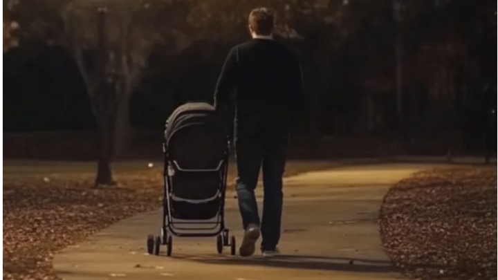 Každý večer bral manžel naše dítě na procházku. Jednoho dne si zapomněl telefon a já jsem si pro něj šla – a tehdy jsem se dozvěděla skutečný důvod jeho procházek.