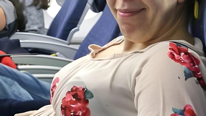 Těhotná žena je nucena během letu klečet – šokující důvod proč.