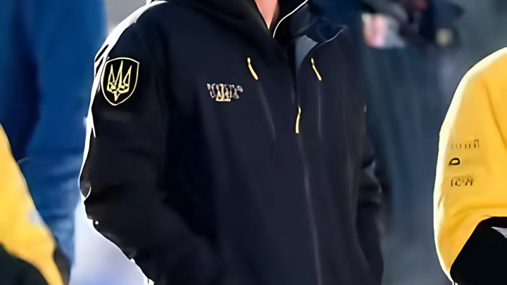 Princ Harry vyjádřil svou podporu Ukrajině tím, že si oblékl erbovní bundu