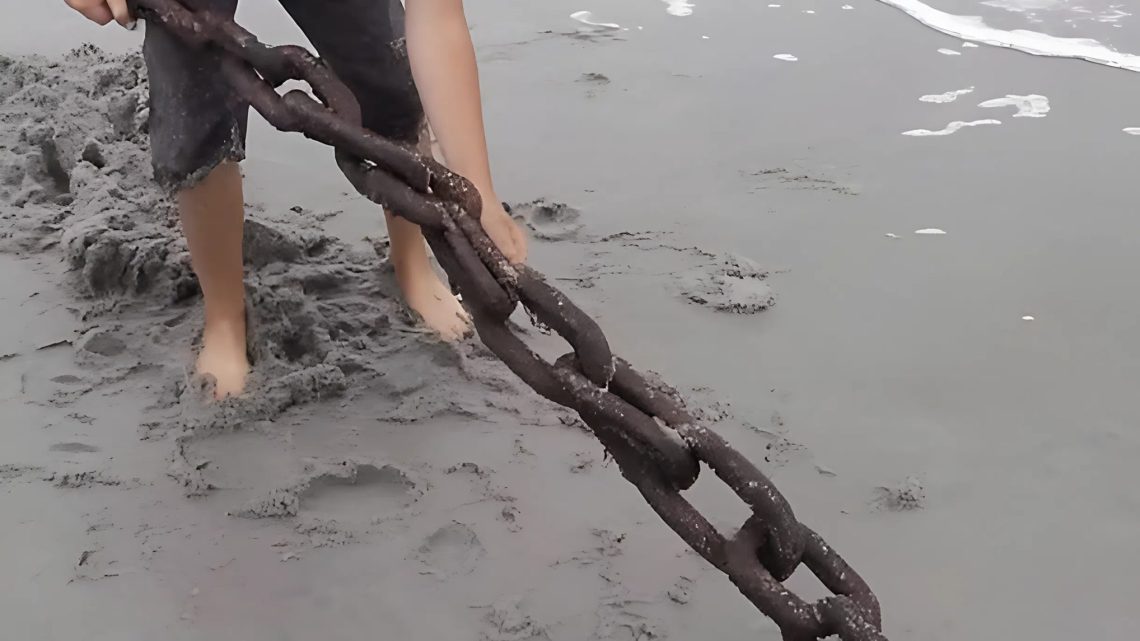 Život chudého chlapce se změní poté, co na odlehlé pláži vytáhne z písku starý rezavý řetěz. Život chudého chlapce se změní poté, co na odlehlé pláži vytáhne z písku starý rezavý řetěz.
