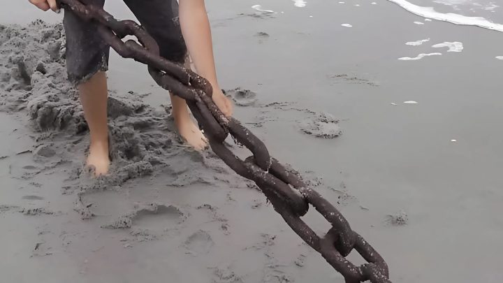 Život chudého chlapce se změní poté, co na odlehlé pláži vytáhne z písku starý rezavý řetěz.
