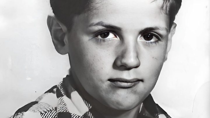 „V rodině ho nikdo neměl rád a nikdo nevěřil, že v budoucnu dosáhne úspěchu“: Dokážete uhodnout, kdo je na této fotografii z dětství?
