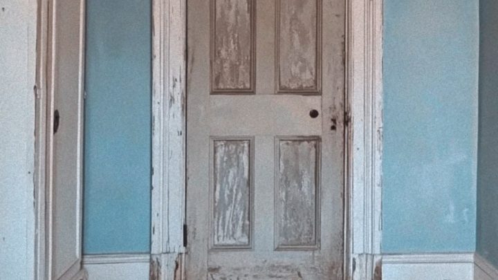 Po smrti matky bratři a sestry objeví za jejím šatníkem rezavé dveře.