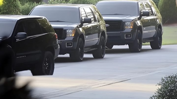 Můj syn pomohl staršímu člověku se slabým zrakem zaplatit nákup a dnes k našemu domu přijelo celé auto černých terénních vozů.