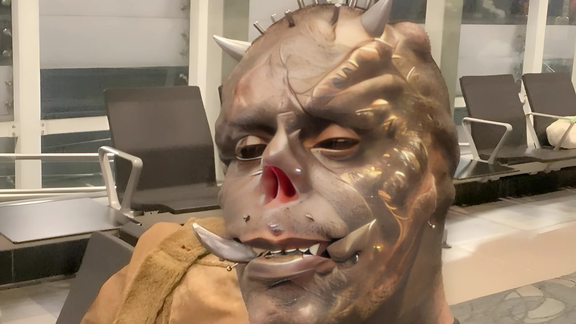 Tetování a rohy. Proč se tento muž tak zohavil? Tetování a rohy. Proč se tento muž tak zohavil?