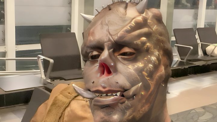 Tetování a rohy. Proč se tento muž tak zohavil?