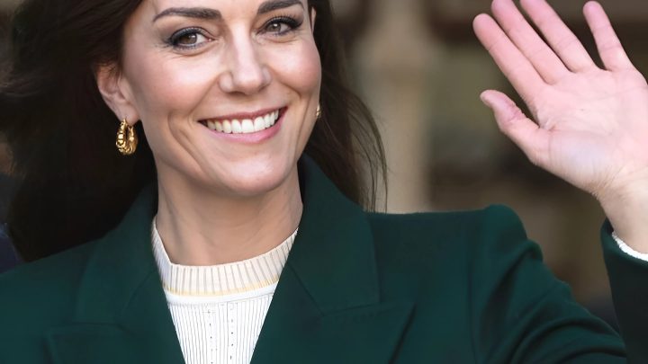 Kate Middleton výrazně zhubla a nedávno se objevila na veřejnosti v elegantním kalhotovém kostýmu.