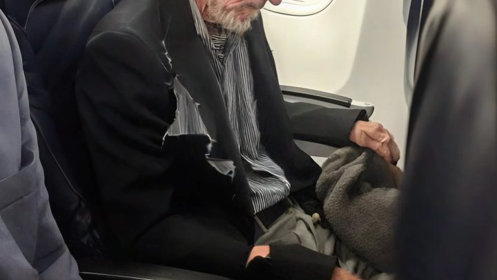 Cestující v business třídě považovali muže za bezdomovce, ale když letadlo přistálo, celý salon mu tleskal ve stoje.