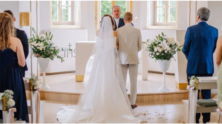 Na svatbě mého nejlepšího přítele jsem si všimla něčeho podivného na nevěstě – když jsem zvedla její šaty, všichni byli v šoku.