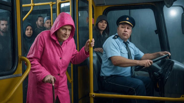 Řidič autobusu vyhodil 80letou ženu za to, že nezaplatila jízdenku.