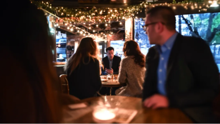 Viděla jsem zprávu „Jsem těhotná“ na manželově telefonu a tajně jsem šla na večeři s neznámým mužem.