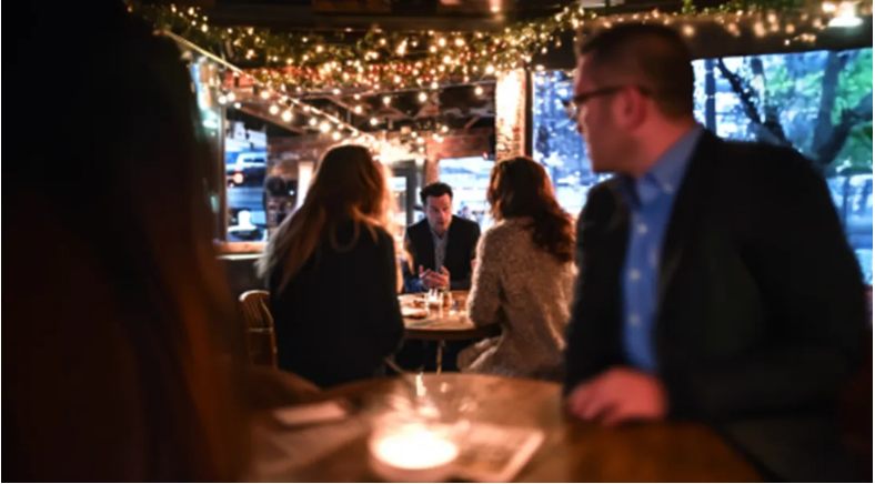 Viděla jsem zprávu „Jsem těhotná“ na manželově telefonu a tajně jsem šla na večeři s neznámým mužem. Viděla jsem zprávu „Jsem těhotná“ na manželově telefonu a tajně jsem šla na večeři s neznámým mužem.