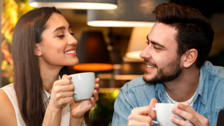 Žena se zamiluje do bohatého muže, ale při setkání s jeho matkou zbledne jako duch.