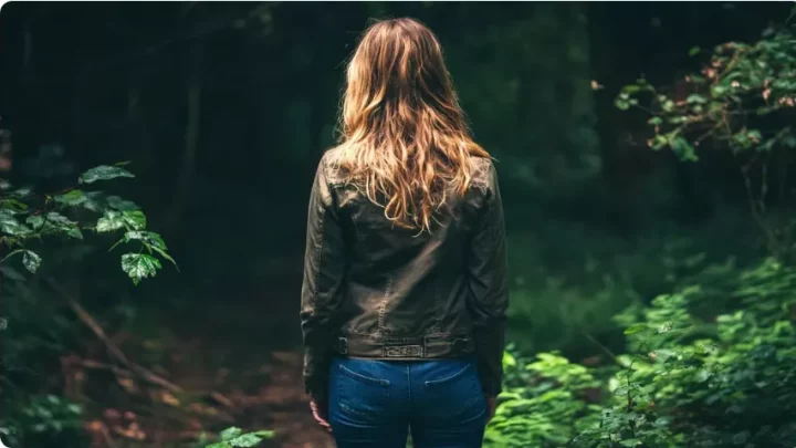 Všiml jsem si, že moje dcera každý den běhá do lesa, a rozhodl jsem se ji sledovat – to, co jsem objevil, mě zbavilo daru řeči.