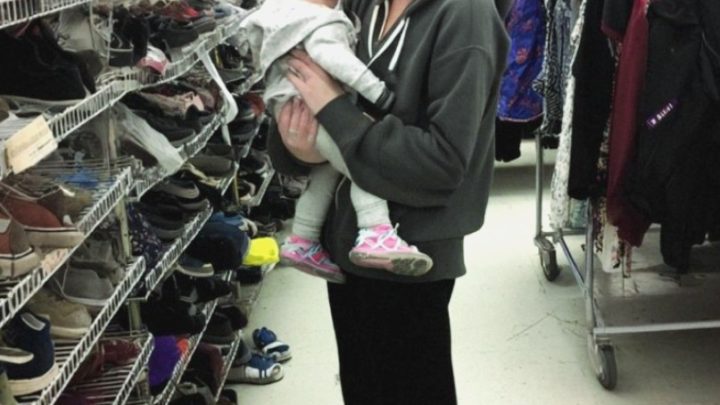 Koupila jsem pár sportovních bot za 15 dolarů mladé mamince v tíživé situaci — za dva týdny zaklepala na moje dveře, téměř k nepoznání.