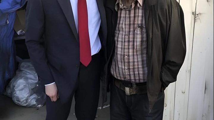 Bunătatea se întoarce mereu
%

**Bunătatea are un mod misterios de a se întoarce atunci când te aștepți cel mai puțin.** Pentru o profesoară în vârstă, un simplu gest de generozitate într-o zi geroasă de iarnă a declanșat o poveste care avea să se repete ani mai târziu.

{{IMAGE 1}}

Ninsoarea cădea ușor, acoperind străzile cu un strat alb și aducând o liniște plăcută orașului. Într-o mică cafenea cochetă, domnul Harrison, un profesor pensionar cu ochi blânzi și părul grizonat, savura o cafea fierbinte și citea un exemplar vechi din *Să ucizi o pasăre cântătoare*.

Îi plăcea locul acela — cald, liniștit și familiar. Când întoarse pagina, ușa cafenelei se deschise brusc, însoțită de clinchetul soneriei. În prag apăru un băiat care tremura de frig și își bătea picioarele pentru a se încălzi.

{{IMAGE 2}}

Avea cel mult treisprezece ani. Purta o geacă prea subțire și bocanci vizibil mai mari decât piciorul său. Obrajii îi erau roșii de frig, iar părul ud îi atârna peste frunte. Domnul Harrison lăsă cartea jos și îl privi atent. Băiatul ezită la intrare, apoi se îndreptă încet spre automatul de gustări din colț. Cu mâinile tremurânde scoase câteva monede din buzunar, le numără și privirea i se întristă — nu avea destui bani nici pentru o gustare.

— Scuză-mă, tinere, spuse profesorul calm.

Băiatul tresări și îl privi neîncrezător.

— Da?

— Ce-ai zice să stai puțin cu mine? Mi-ar prinde bine compania, zâmbi profesorul cu căldură.

Băiatul păru stingher.

— Eu… doar voiam…

— Totul e în regulă, îl liniști Harrison. — E prea frig ca să rămâi în picioare. Hai, vino, nu mușc.

După câteva secunde de ezitare, foamea și frigul au învins rușinea. Băiatul dădu din cap și se apropie încet de masă, cu mâinile adânc băgate în buzunare.

{{IMAGE 3}}

— Cum te numești? întrebă profesorul.

— Alex, răspunse el în șoaptă, evitând privirea.

— Eu sunt domnul Harrison, zise acesta, întinzând mâna.

Băiatul o strânse ezitant. Palma lui era mică și înghețată.

— Acum, Alex, ce-ai zice de o supă fierbinte și un sandviș? întrebă profesorul, făcând semn chelneriței.

— Nu trebuie… începu Alex, dar Harrison îl opri ridicând mâna.

— Fără discuții. E din partea mea. În schimb, îți cer doar o conversație.

Chelnerița aduse o supă aburindă și un sandviș. La început, băiatul mânca timid, dar căldura mâncării îi relaxă treptat chipul. Curând, începu să vorbească.

— Mama mea muncește mult, spuse el încet. Are două servicii, așa că după școală rămân singur.

— Greu, nu-i așa? observă profesorul.

— Da… dar ea face tot ce poate.

Harrison zâmbi înțelegător.

— Îmi amintești de unii dintre elevii mei — isteț, ambițios. Ai un mare potențial.

{{IMAGE 4}}

Alex roși și privi în jos.

— Nu sunt așa de deștept…

— Nu te subestima niciodată, Alex. Uneori tot ce ne trebuie e o mână întinsă la momentul potrivit. Promite-mi ceva: când vei putea, ajută și tu pe cineva. Dă mai departe bunătatea.

Băiatul reflectă un moment, apoi spuse simplu:

— Mulțumesc.

— Nu ai pentru ce, tinere, zâmbi profesorul.

—

**Șapte ani mai târziu**

Bătrânul profesor auzi o bătaie neașteptată în ușă. Se mișca încet acum, sprijinindu-se ușor de baston. Afară era iar iarnă, vântul rece şuiera pe la ferestre.

Deschise ușa — și în prag stătea un tânăr elegant, cu un palton bun și părul aranjat. Ținea în mâini un coș mare plin cu fructe, pâine și alte bunătăți.

— Domnule Harrison, spuse tânărul emoționat, nu știu dacă vă amintiți de mine.

Profesorul îl privi atent, încercând să-și amintească trăsăturile. Apoi ochii i se luminara.

— Alex?

Tânărul zâmbi larg și dădu din cap.

— Da, domnule. Au trecut șapte ani, dar n-am uitat niciodată ce ați făcut pentru mine.

Profesorul îl pofti înăuntru.

— Incredibil! Ce bărbat ai devenit!

{{IMAGE 5}}

Alex puse coșul pe masă și privi prin camera modestă, plină de cărți și de amintiri.

— V-am găsit prin proprietarul cafenelei, explică el. Voiam să vă întorc bunătatea de atunci.

Harrison privi coșul, apoi pe tânăr, vizibil emoționat.

— Nu trebuia, băiete.

— Trebuia, răspunse Alex hotărât. Mi-ați spus atunci că bunătatea se întoarce mereu. Acum e rândul meu să v-o dovedesc.

Profesorul zâmbi, cu ochii umezi.

— Atunci hai, așază-te. Bem o cafea și mai povestim puțin.

{{IMAGE 6}}

În acea mică locuință, bunătatea și-a găsit din nou drumul înapoi acasă.
%
—