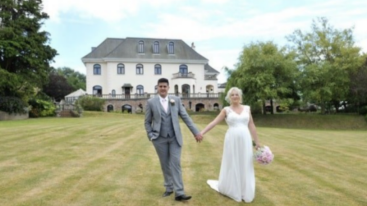 Svatební fotografie navždy změnila život páru.