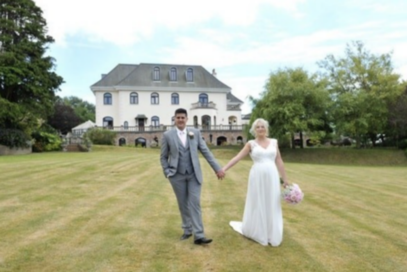 Svatební fotografie navždy změnila život páru.