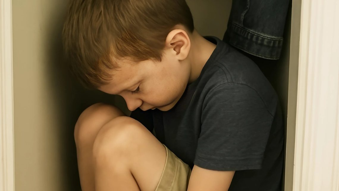 Nechala jsem syna doma s chůvou a uprostřed dne mi zavolal a zašeptal: „Mami, já se bojím. Prosím, vrať se domů.“ Nechala jsem syna doma s chůvou a uprostřed dne mi zavolal a zašeptal: „Mami, já se bojím. Prosím, vrať se domů.“