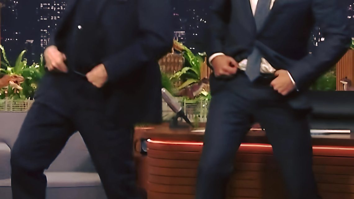 John Travolta předvádí kultovní pohyby z filmu „Grease“.