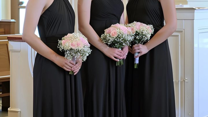 V poslední chvíli si všechny družičky vybraly černou barvu, jak jsem předpokládala.